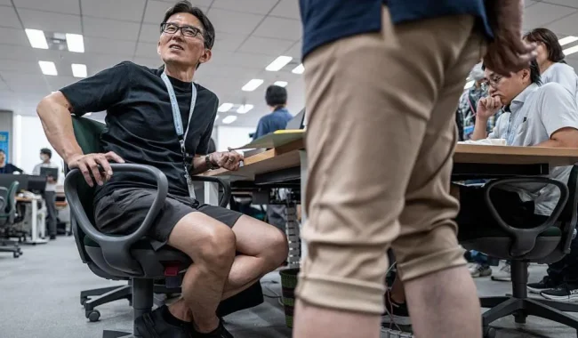 Tokio u kërkon burrave të veshin pantallona të shkurtra në punë, por nisma ndez debat