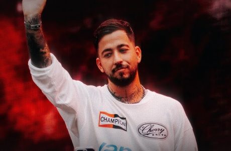 Mahmut Orhan performon para publikut kosovar