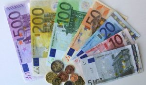 Euro prek rekord të ri negativ historik në Shqipëri
