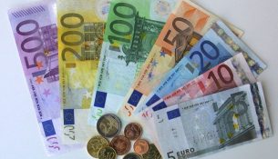 Euro prek rekord të ri negativ historik në Shqipëri