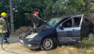 Përfshihet nga flakët një automjet pranë nënstacionit elektrik në Lushnje