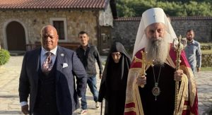 Pëshpëritja e Serbisë në veshin e pastorit Burns që mund t’i kushtojë Kosovës