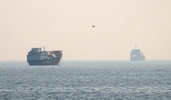 Trafiku në Ngushticën e Hormuzit ulet ndërsa SHBA-të dhe Irani rifillojnë luftimet
