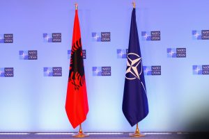 Pse NATO nuk vendosi një datë për samitin në Shqipëri