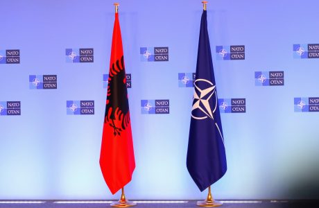 Pse NATO nuk vendosi një datë për samitin në Shqipëri