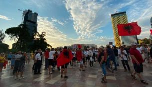 Protesta në ditën e 49, qytetarët mblidhen para Kryeministrisë