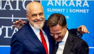 Rama publikon momentin me kreun e NATO-s: Shqipëria në qendër të Aleancës