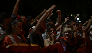 Pas tre orësh para Kryeministrisë, protestuesit marshojnë në rrugët e Tiranës