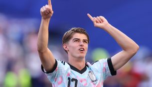 PSG kthen sytë nga Charles de Ketelaere