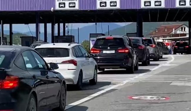 Fluks rekord në kufi, mijëra turistë hyjnë në Shqipëri në kulmin e sezonit