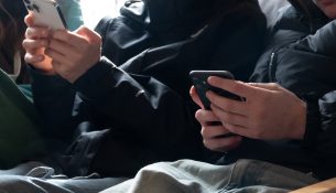 Rrjetet sociale që në moshë të vogël lidhen me rezultate më të dobëta në shkollë