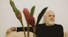 Edi Rama, kryeministri i Shqipërisë dhe artisti që ekspozon në Paris dhe New York