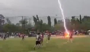 Futbollisti humb jetën pasi u godit nga rrufeja gjatë ndeshjes
