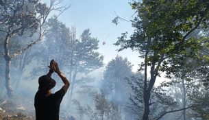7 vatra ende aktive, vijon beteja me flakët në disa qarqe