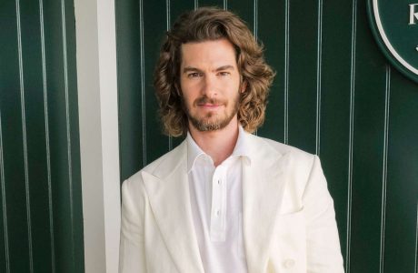 Andrew Garfield flet për humbjen e nënës: “Dhimbja më mban pranë saj”