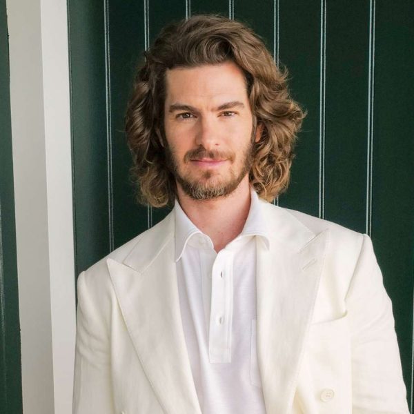 Andrew Garfield flet për humbjen e nënës: “Dhimbja më mban pranë saj”