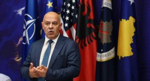 Gjini e quan “maskaradë” moskonstituimin e Kuvendit