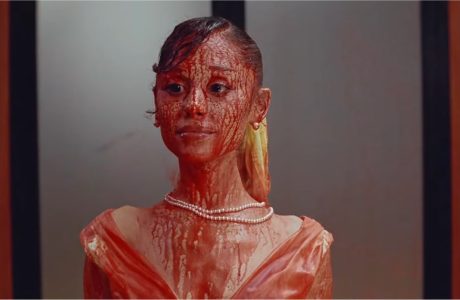 Ariana Grande rrëfen anën e errët të famës në këngën e re “Petal”
