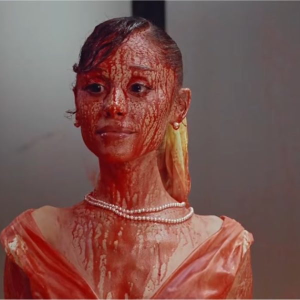 Ariana Grande rrëfen anën e errët të famës në këngën e re “Petal”