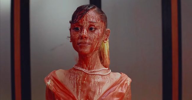 Ariana Grande rrëfen anën e errët të famës në këngën e re “Petal”