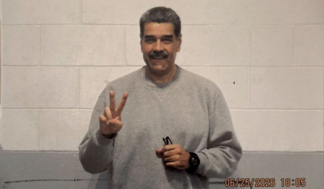 Maduro publikon foto të reja nga paraburgimi në SHBA: “Një dhuratë e vogël dashurie dhe shprese”