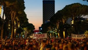 Qytetarët vijojnë në ditën e 70- të radhazi protestën kundër qeverisë