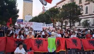 Protestuesit mblidhen sërish në Tiranë