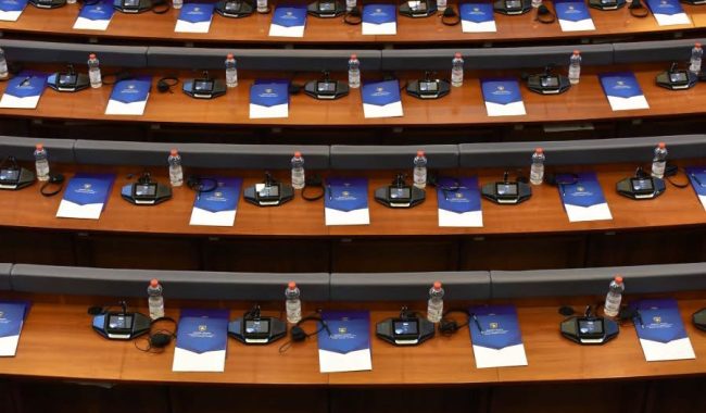 Sallës plenare të Kuvendit i vihet dryni