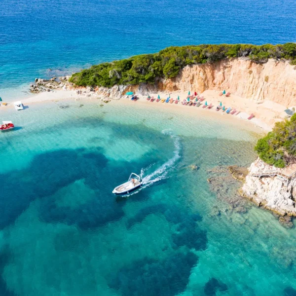 Shqipëria fiton terren te turistët francezë, rezervimet rriten me 288% në një vit