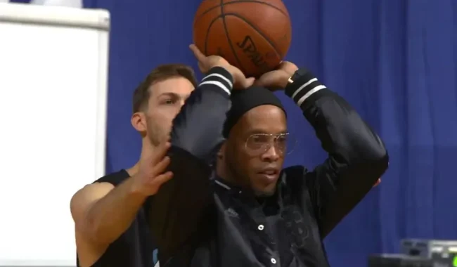 Ronaldinho hyn në botën e basketbollit