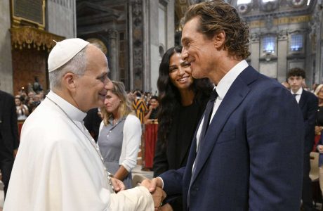 Matthew McConaughey dhe bashkëshortja e tij takojnë Papa Leon XIV në Vatikan