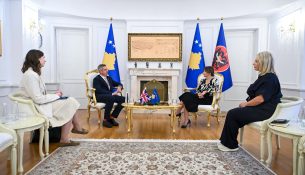 Haxhiu me ambasadorin britanik, në fokus zhbllokimi i institucioneve