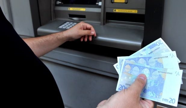Evropianët me ‘lekë nën jorgan’, rriten rezervat e cash-it prej frikës nga krizat