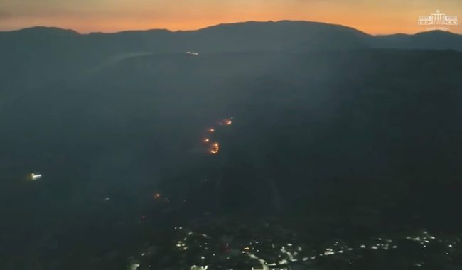 Zjarri në Malin e Krujës nën kontroll, ndërhyrja vijon nga ajri