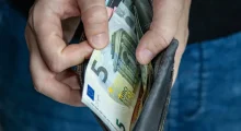 Euro prek minimumin e ri historik, zbret poshtë 93 lekëve