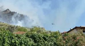 Helikopterët në luftë me flakët në Krujë, zjarri rrezikon banesat