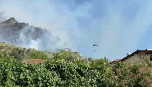Helikopterët në luftë me flakët në Krujë, zjarri rrezikon banesat