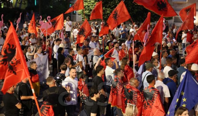 Mbahet protesta e 77-të në Tiranë kundër qeverisë