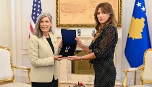 Senatorja amerikane Joni Ernst nderohet me Medaljen Presidenciale të Meritave
