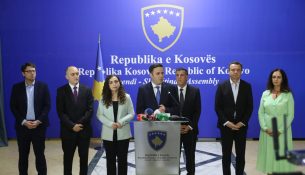 Kërcënoi me protestë, preferoi ujdinë; premtoi bashkim, solli përçarje