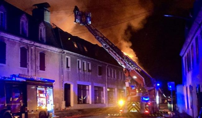 Zvicër: Pesë të zhdukur dhe 19 të plagosur pas zjarreve në dy ndërtesa
