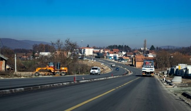 Ministria e Infrastrukturës “ndëshkon” operatorët për vonesat në rrugën Prishtinë – Podujevë