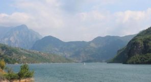 Përplasja e dy mjeteve lundruese në Koman, 5 persona të dëmtuar