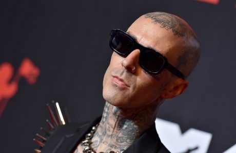 “Travis Barker: Louder Than Fear”, historia e jetës së yllit të Blink-182