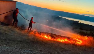 Zjarret në Shqipëri: 8 vatra aktive, evakuime në Pukë e Mirditë