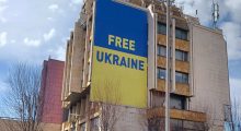 Hiqet flamuri i Ukrainës nga qendra e Prishtinës