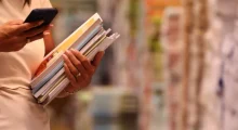 Ministria e Arsimit fton prindërit të raportojnë mospërputhjen e çmimeve të teksteve shkollore