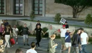 Protestuesit rrethojnë paqësisht Kryeministrinë