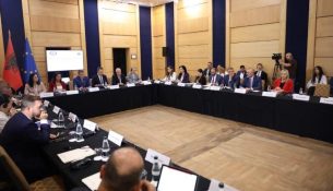 Ambasadorja e BE-së: Reformat duhet të jenë të pakthyeshme, transparenca parlamentare është kyçe