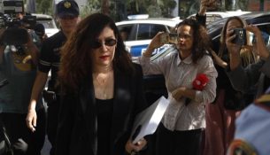 Vlora Hyseni mbërrin në GJKKO, përballet me masën e sigurisë